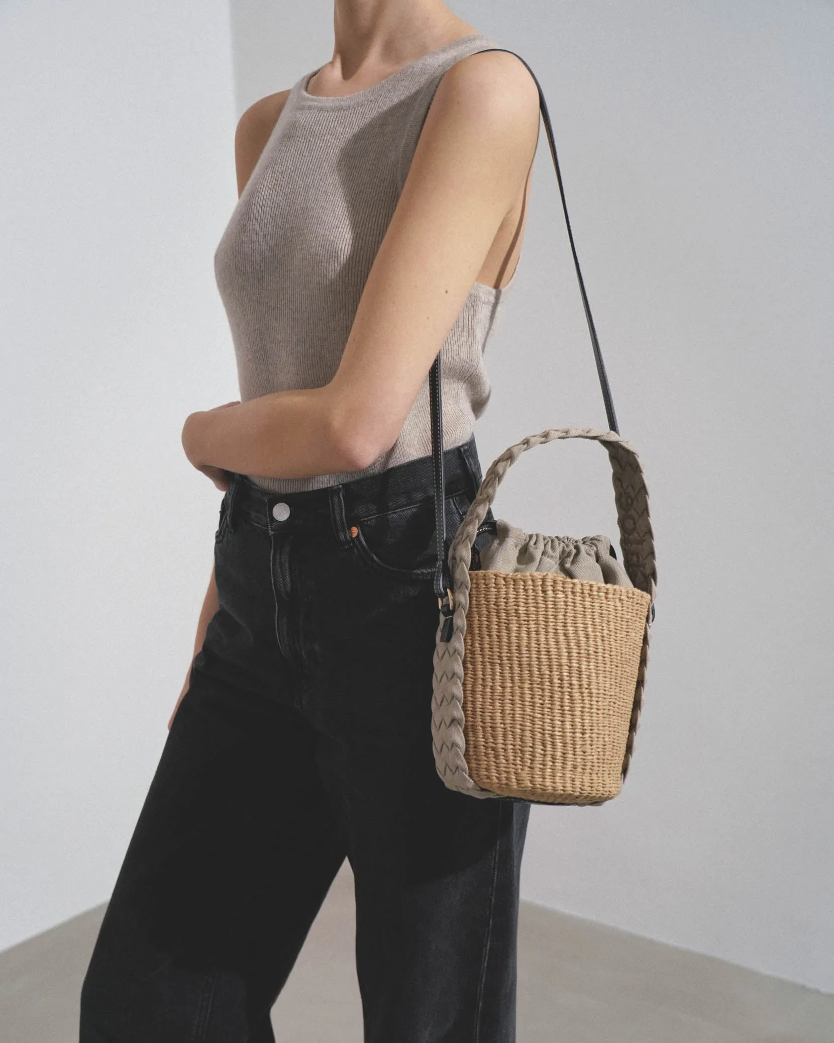 Woody braided grey raffia bucket bag